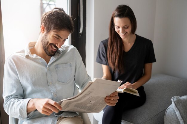 Pareja sonriente de tiro medio en casa