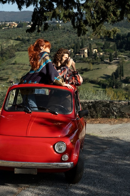 Foto gratuita pareja sonriente de tiro medio con coche