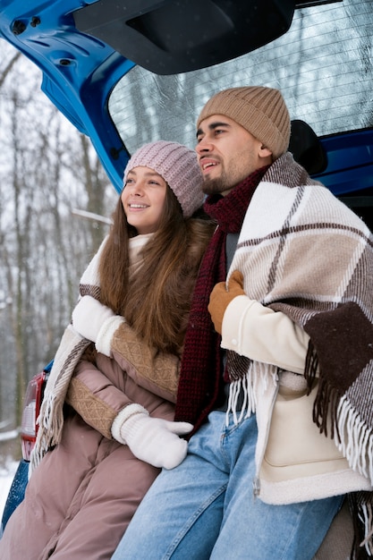 Foto gratuita pareja sonriente de tiro medio con coche