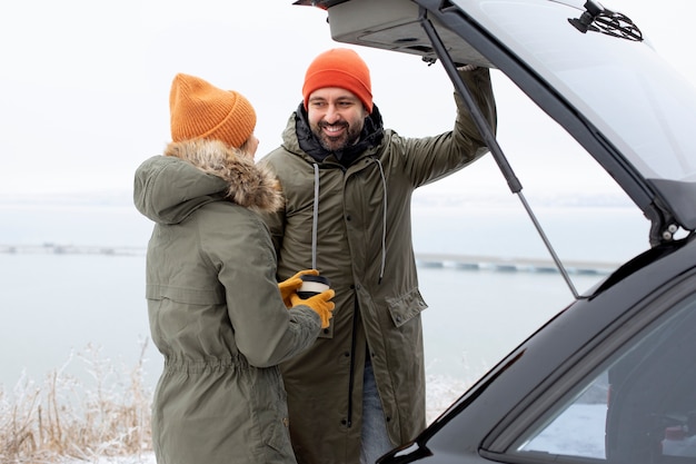 Foto gratuita pareja sonriente de tiro medio con coche