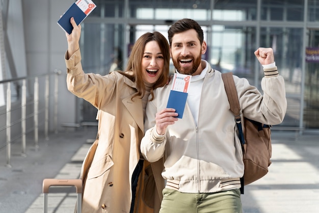 Foto gratuita pareja sonriente de tiro medio con documentos