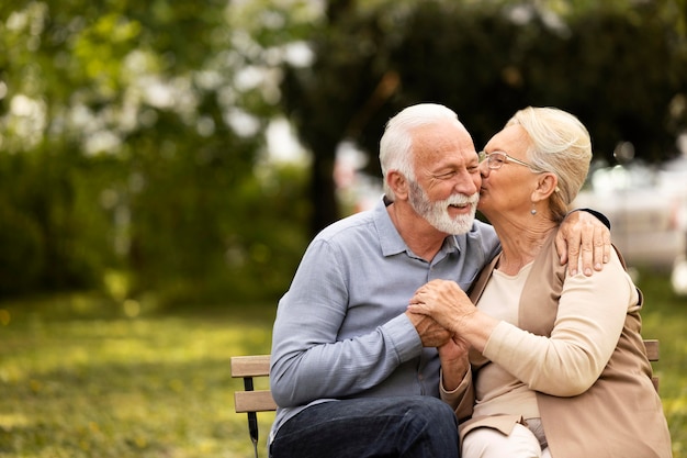 Pareja sonriente de tiro medio fuera