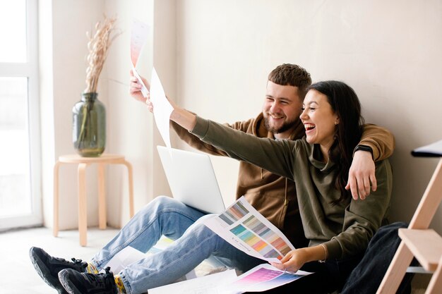 Pareja sonriente de tiro medio en el interior