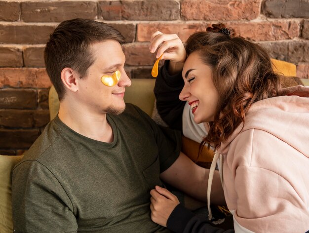 Pareja sonriente de tiro medio en el interior