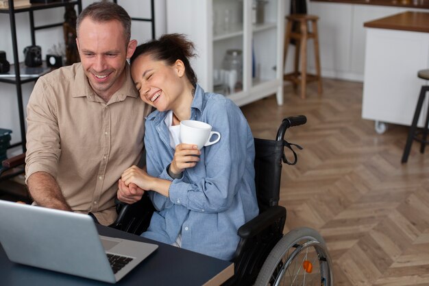 Pareja sonriente de tiro medio en el interior