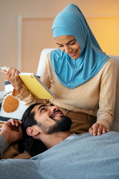 Foto gratuita pareja sonriente de tiro medio en el interior