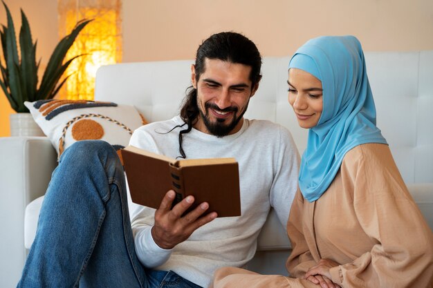 Pareja sonriente de tiro medio leyendo juntos