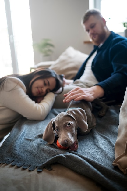 Foto gratuita pareja sonriente de tiro medio con perro