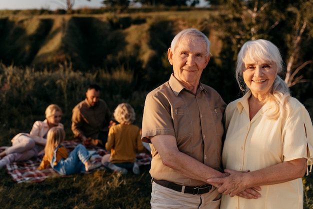 Foto gratuita pareja sonriente de tiro medio posando