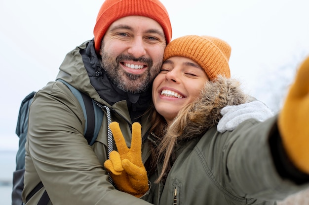 Pareja sonriente de tiro medio posando