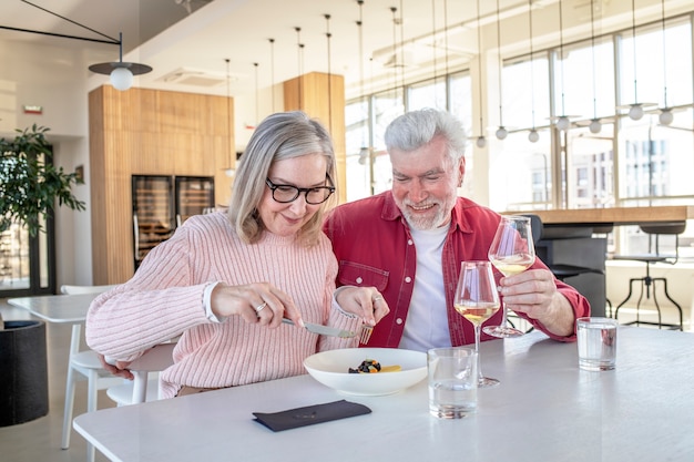 Foto gratuita pareja sonriente de tiro medio con postre