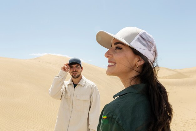 Foto gratuita pareja sonriente de tiro medio con sombreros de camionero