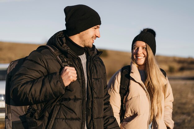 Pareja sonriente de tiro medio en vacaciones