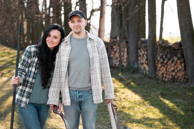 Foto gratuita pareja sonriente de tiro medio vida rural