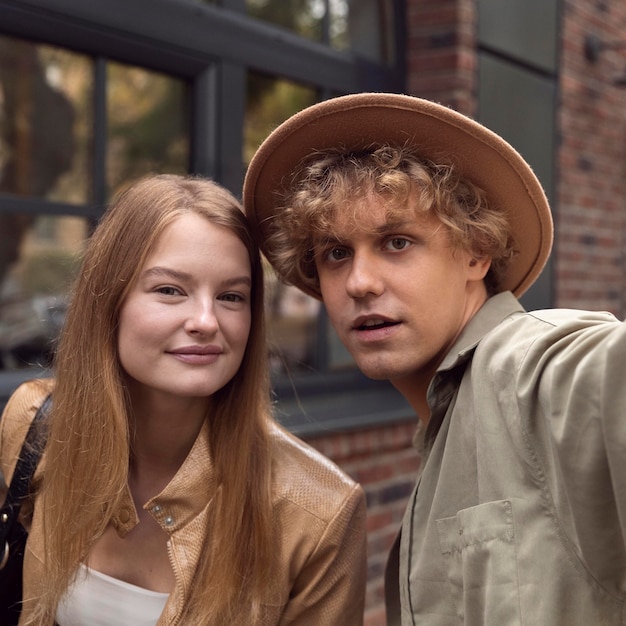 Pareja sonriente tomando selfie al aire libre