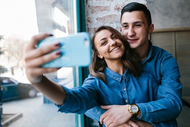 Pareja sonriente tomándose una foto