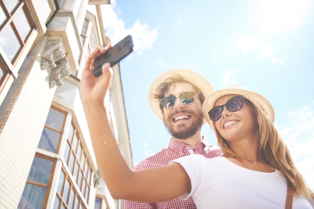 Pareja sonriente de tomar una autofoto