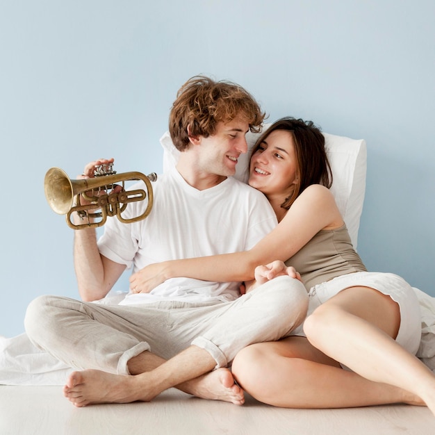 Pareja sonriente con trompeta