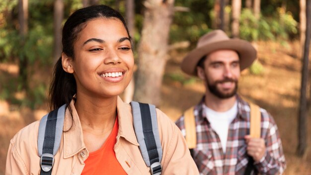 Pareja sonriente viajando juntos