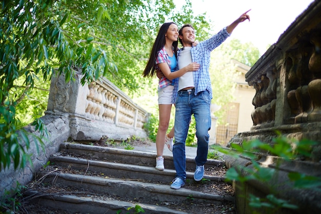 Pareja sonriente en un viaje de turismo