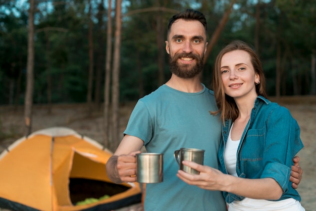 Foto gratuita pareja sosteniendo copas