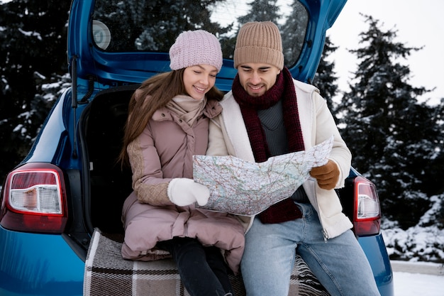 Pareja sosteniendo mapa tiro medio