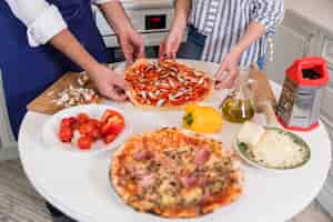 Foto gratuita pareja sosteniendo pizza con setas y verduras