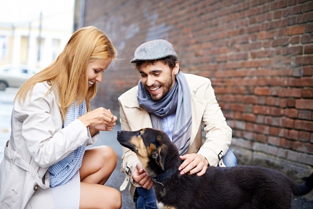 Foto gratuita pareja con su perro en la calle