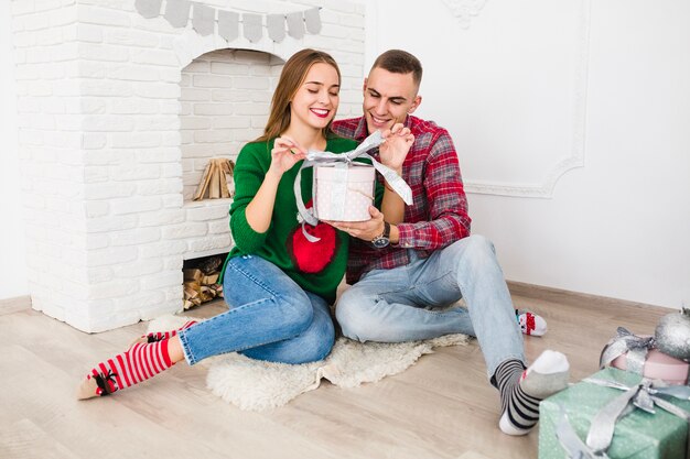 Pareja en el suelo en navidad