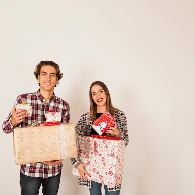 Pareja sujetando cajas de regalos