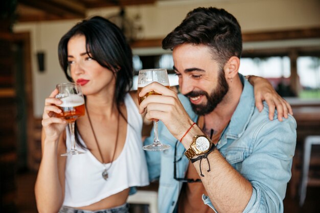 Pareja sujetando cerveza