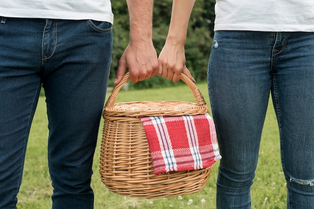 Pareja sujetando cesta de picnic