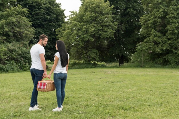 Pareja sujetando cesta de picnic