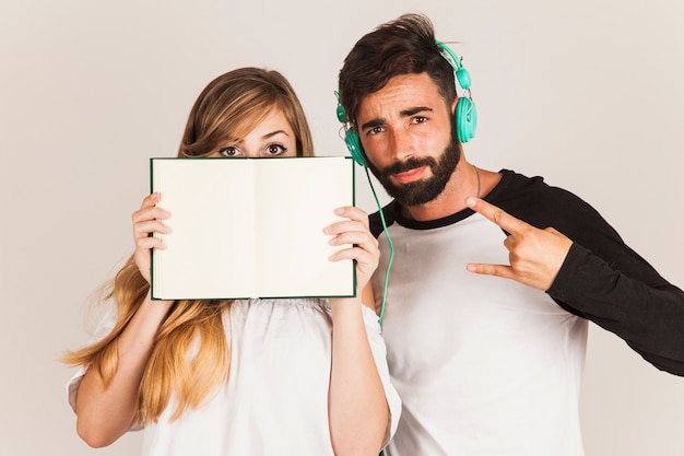 Pareja sujetando libro abierto