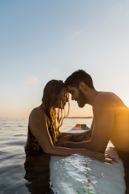 Foto gratuita pareja de surfers en la playa