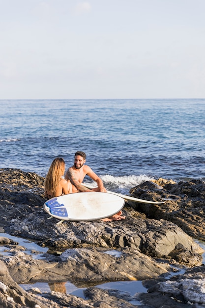 Foto gratuita pareja de surfers en la playa