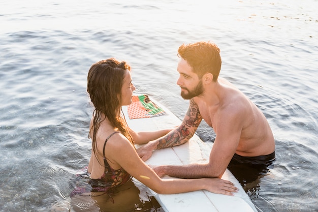 Pareja de surfers