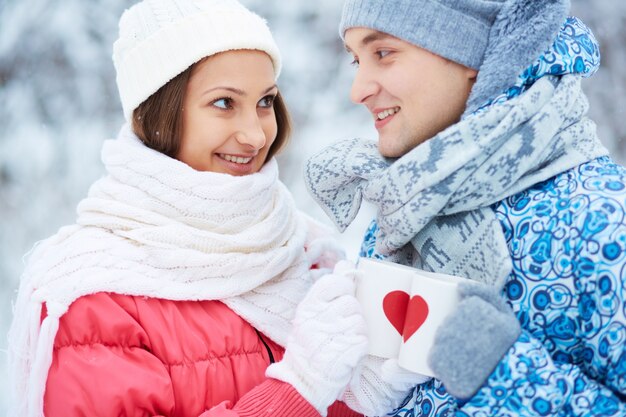 Pareja con tazas de corazones