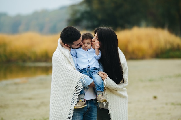 Pareja, tenencia, besar, hijo