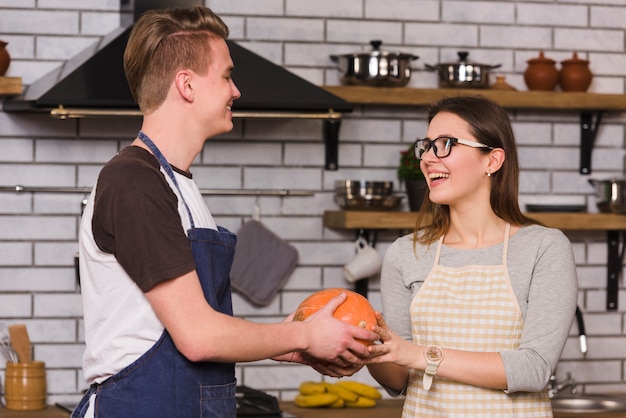 Pareja, tenencia, calabaza, juntos, posición, en, cocina