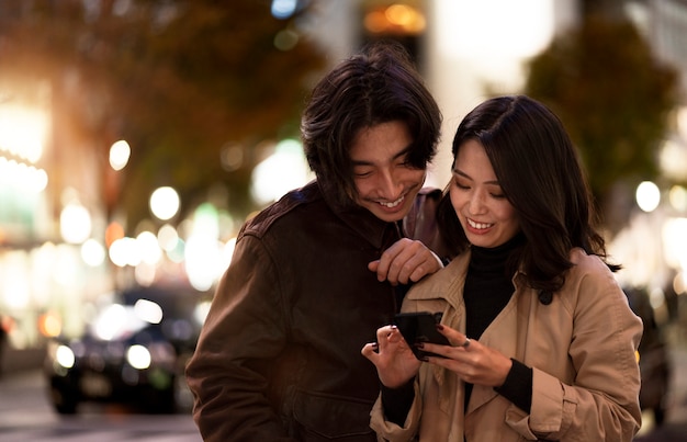 Foto gratuita pareja, tener una cita, por la noche