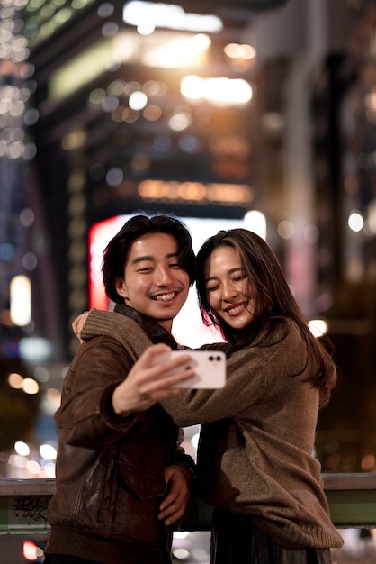 Foto gratuita pareja, tener una cita, por la noche