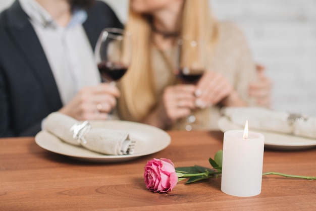 Pareja teniendo una cena romántica elegante