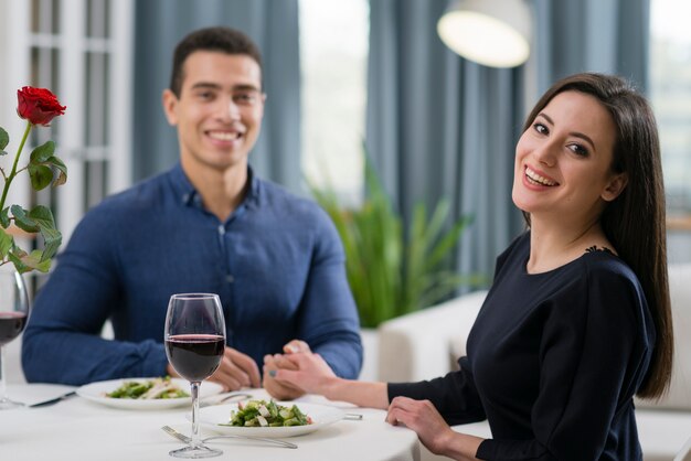 Pareja teniendo una cena romántica juntos