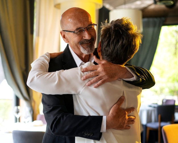 Foto gratuita pareja teniendo una cita juntos en un restaurante de lujo