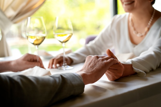 Pareja teniendo una cita juntos en un restaurante de lujo