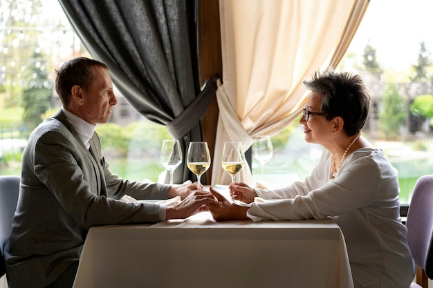 Pareja teniendo una cita juntos en un restaurante de lujo