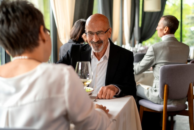 Foto gratuita pareja teniendo una cita juntos en un restaurante de lujo