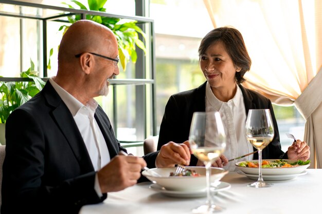 Pareja teniendo una cita juntos en un restaurante de lujo