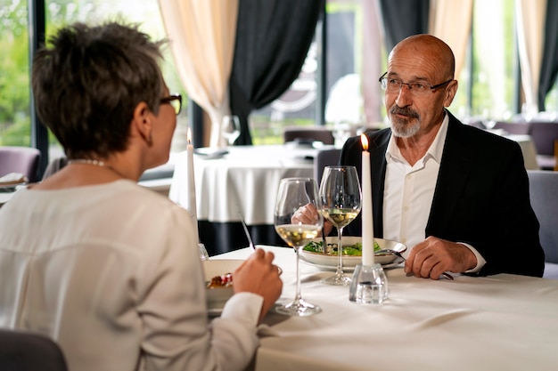 Foto gratuita pareja teniendo una cita juntos en un restaurante de lujo